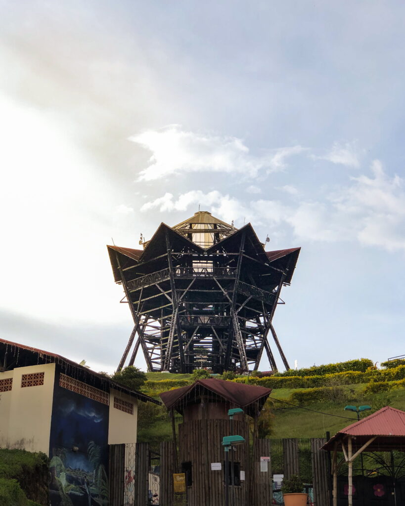 Mirador-Colina-iluminada-Filandia-Quindio-Milcienmillas-min-819x1024